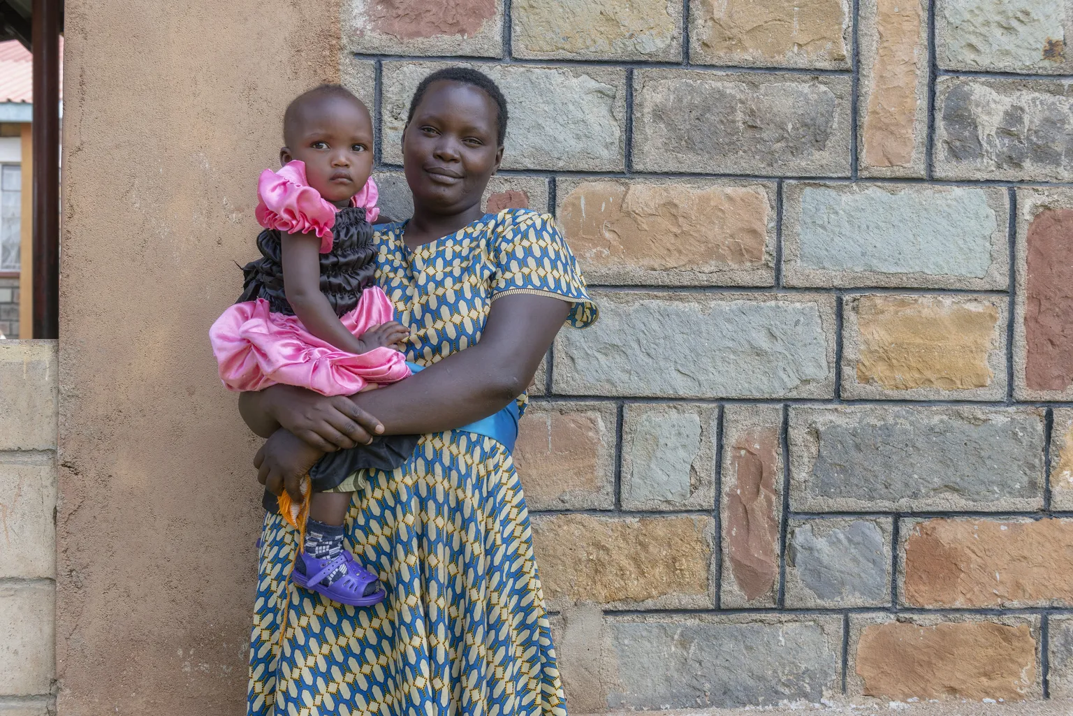 A young woman with her child outside a health clinic in Kibera, © Dutch MFA