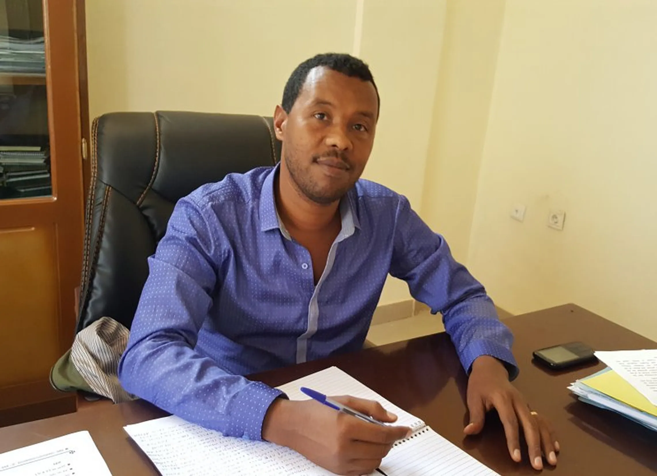 Mesfin explaining the benefits of SNV-led capacity building support