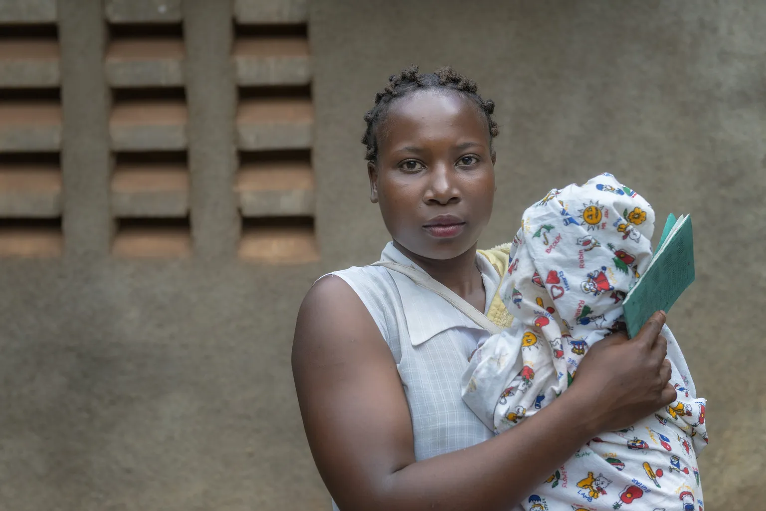 A woman in Kibera with her baby outside a health clinic in Kibera, © Dutch MFA