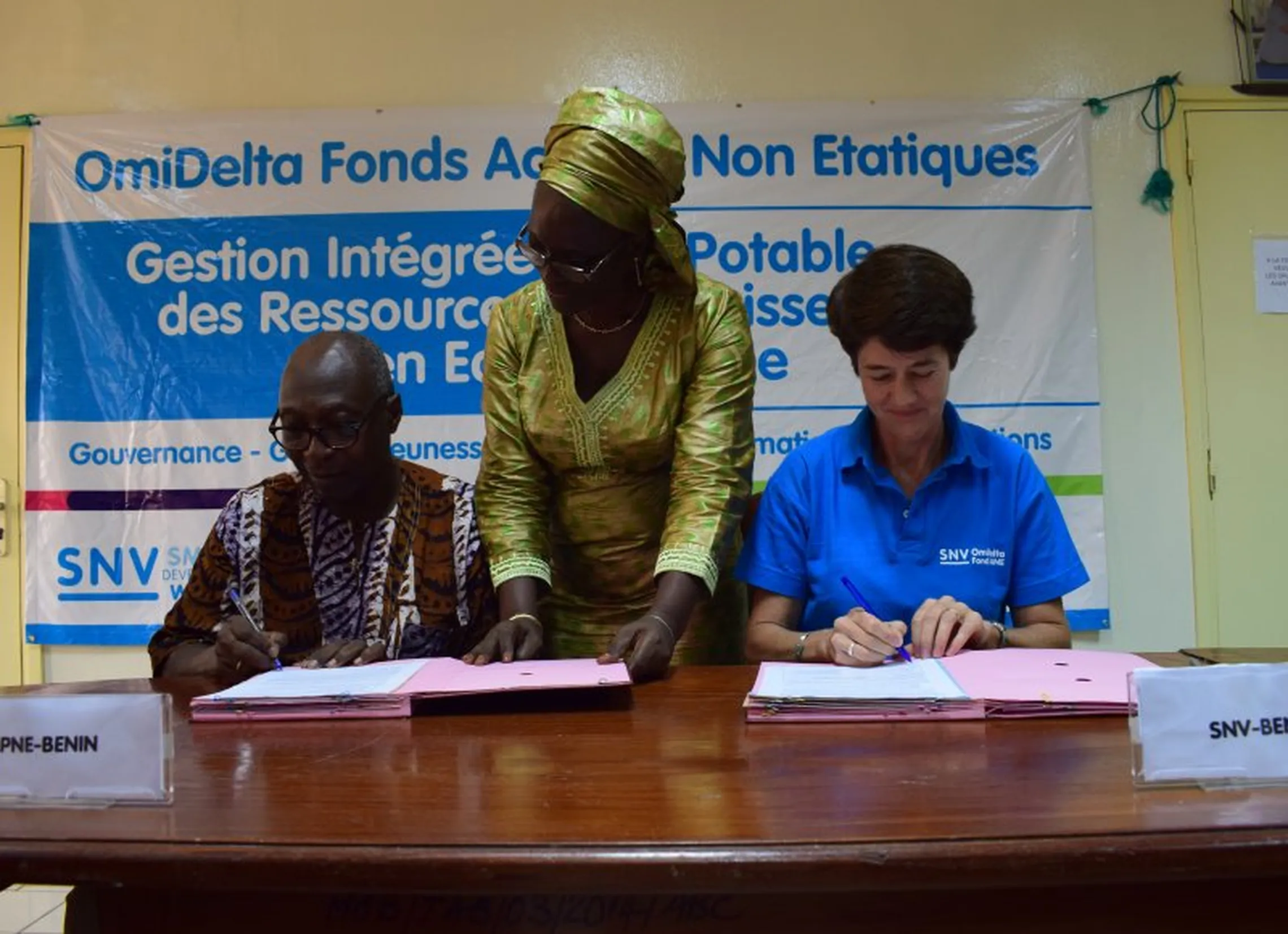 Euloge Agbossou and Jeanette de Regt signing PNE Benin project contract