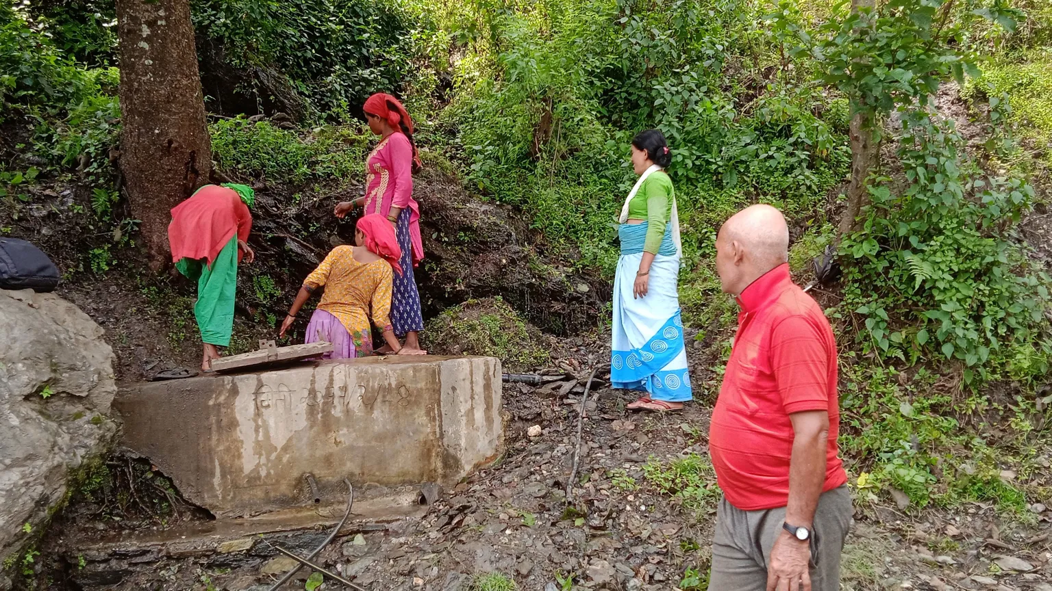 User group comes together to clean and protect water source (Photo: SNV/Ambika Yadav)
