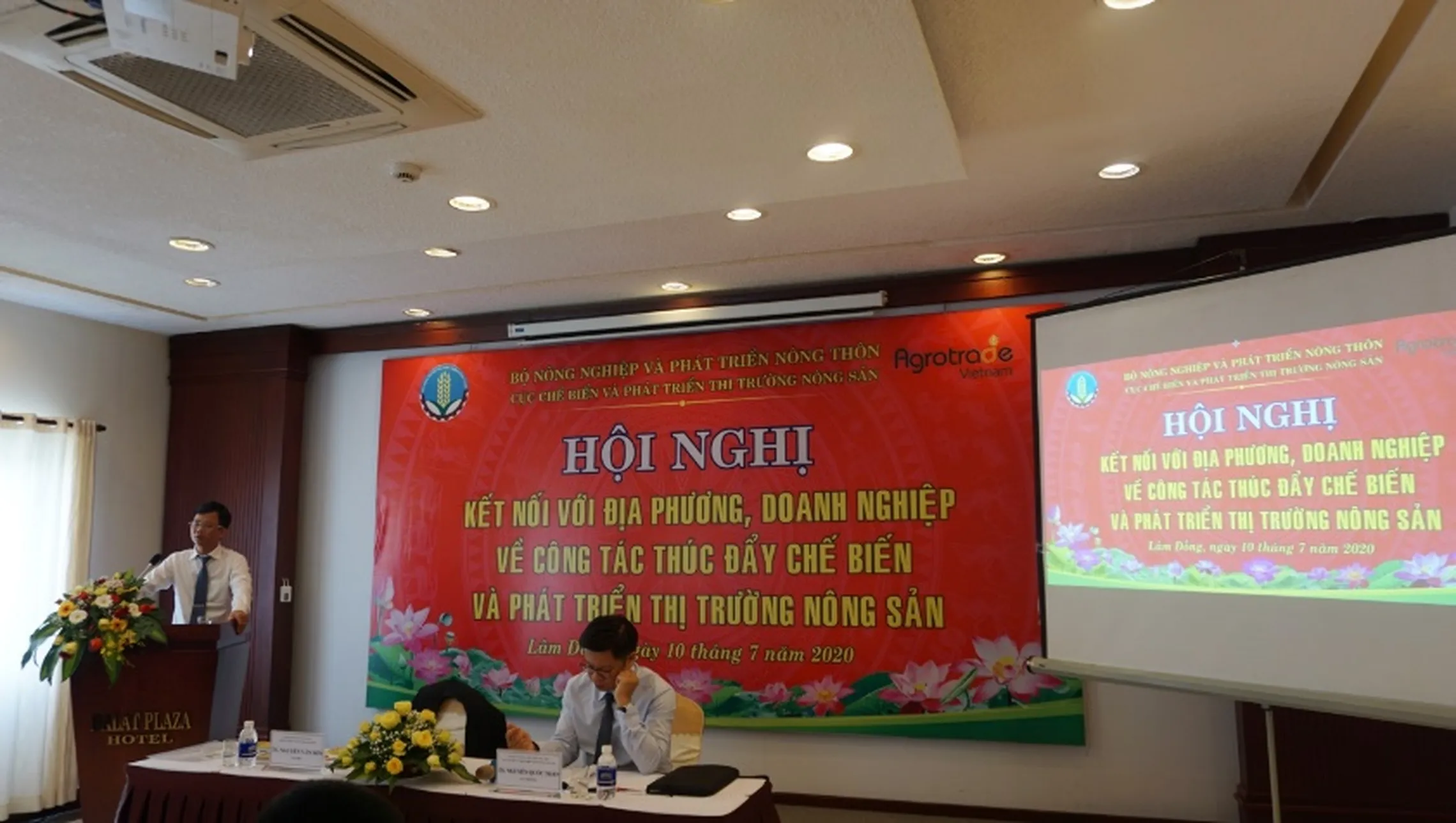 Dr. Nguyen Van Son, Director of DARD Lam Dong presented at the workshop