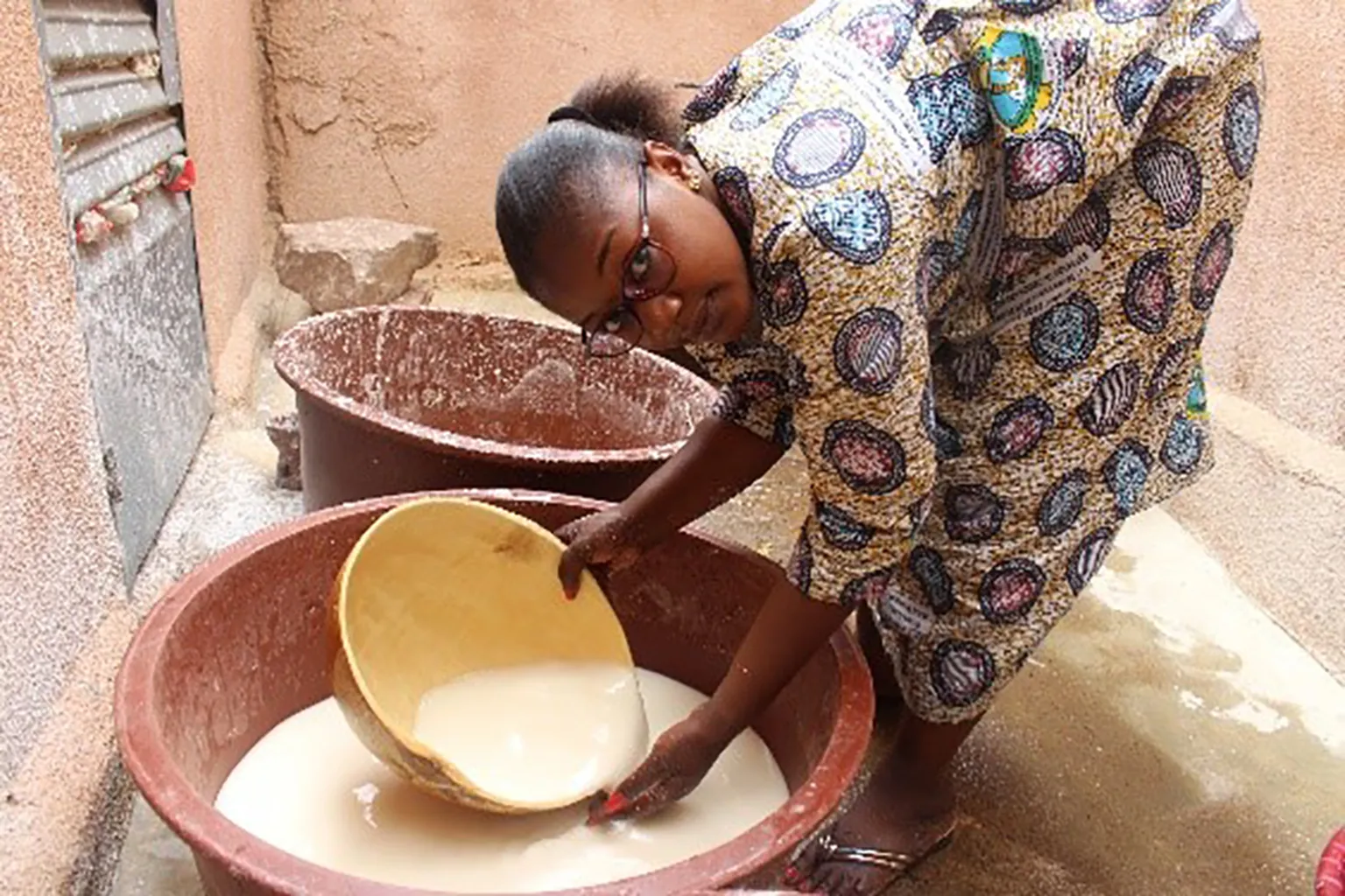 Aminata is washing the cassava paste