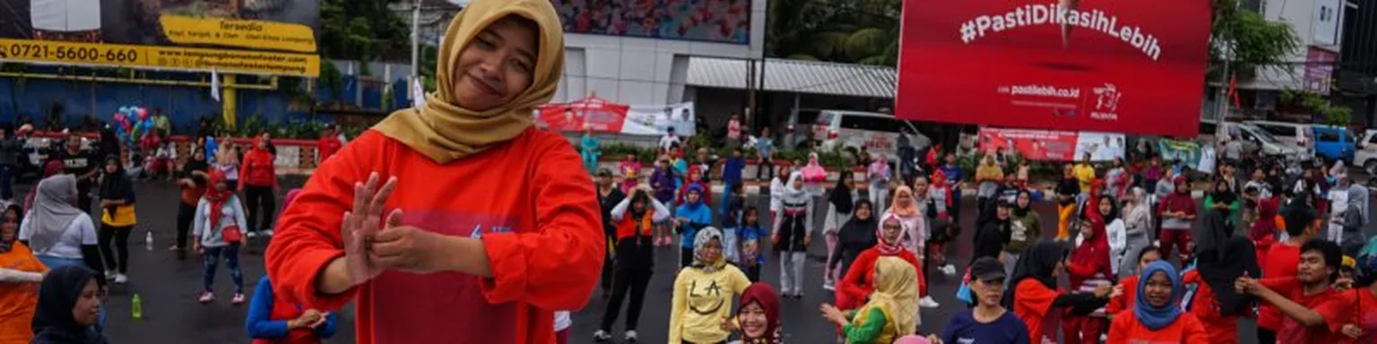 Indonesian girl dancing at free day