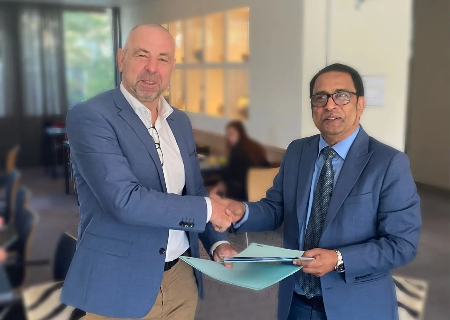 SNV and ACI Agrolink sign and shake