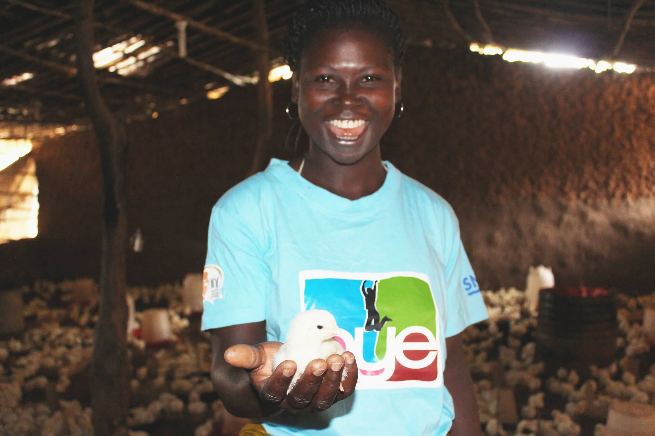 Angelica Benjamin, 28, is a wife and mother of three young children. She dropped out of school when she became pregnant with her first child, and now she lives with her family in a province in the north of Mozambique. Poverty led Angelica into early wedlock where she became dependent on her husband. To support her young family, she started to bake and sell cakes in the local market and on the streets of her village.