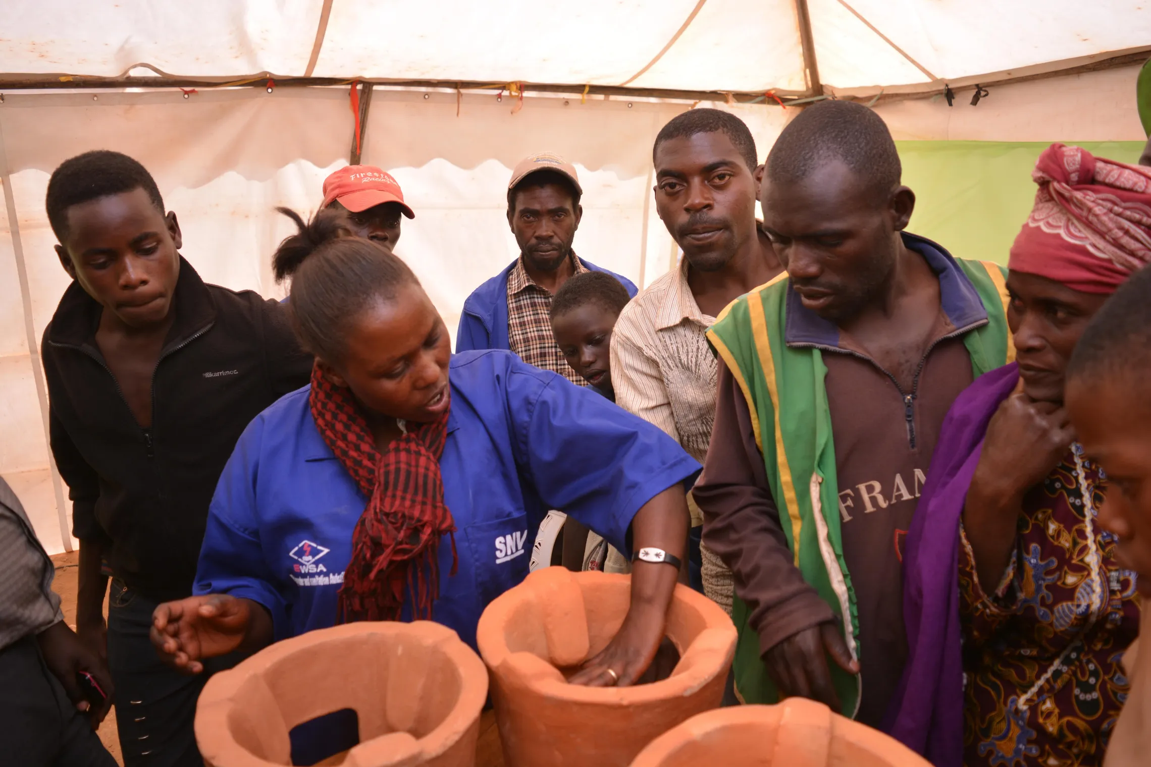 Abakoranabushake Coop member explains how canarumwe works during the exhibition