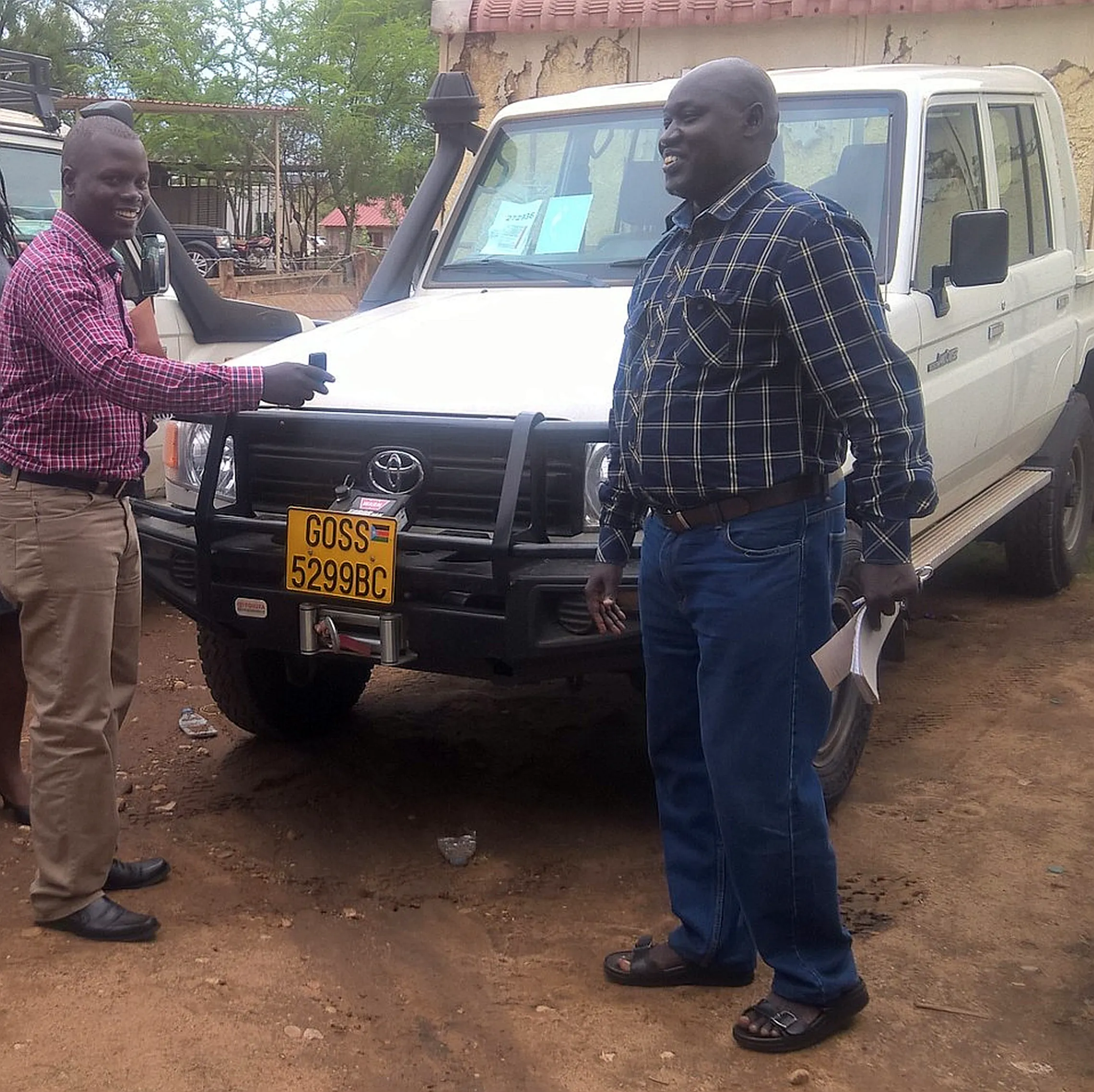 Government representative Mr. Luka Akwai hands the car keys to SNV's Justin Amos