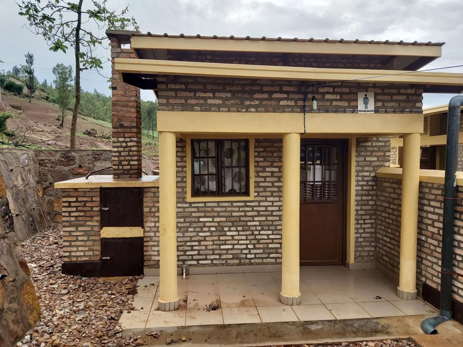 Toilet for girls with disposal 