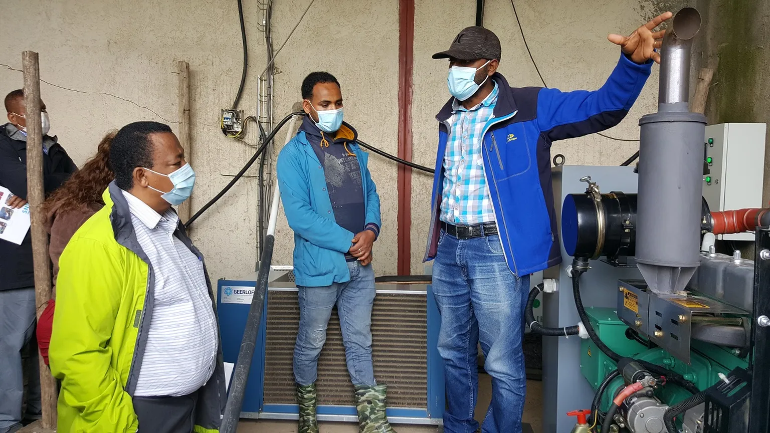 Senior delegation visit biogas project 