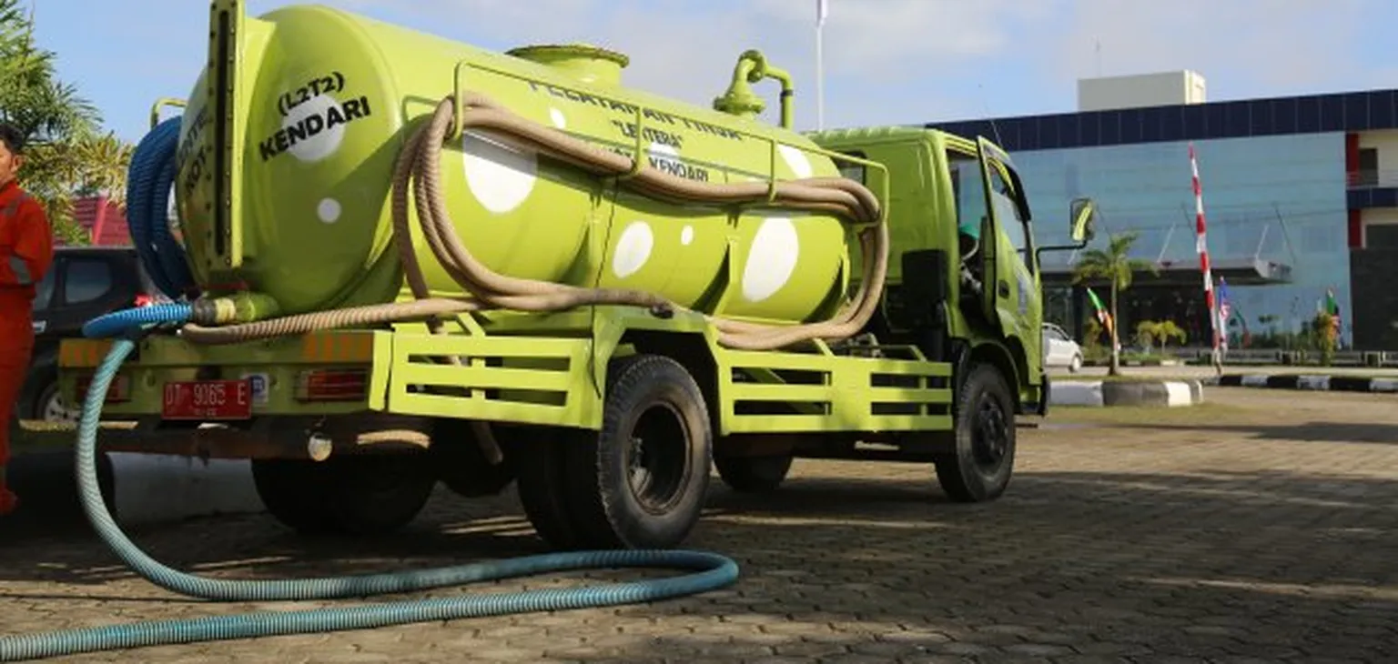Freshly painted desluding truck for lltt