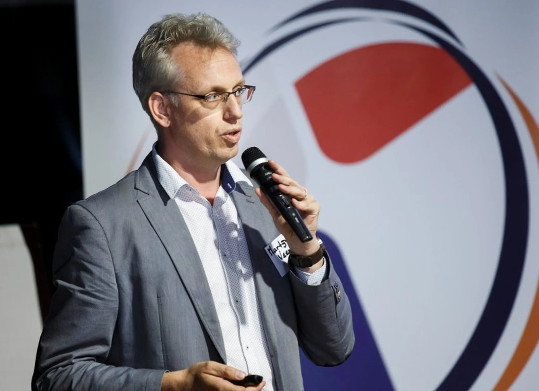Martijn Veen presenting at DCHI event