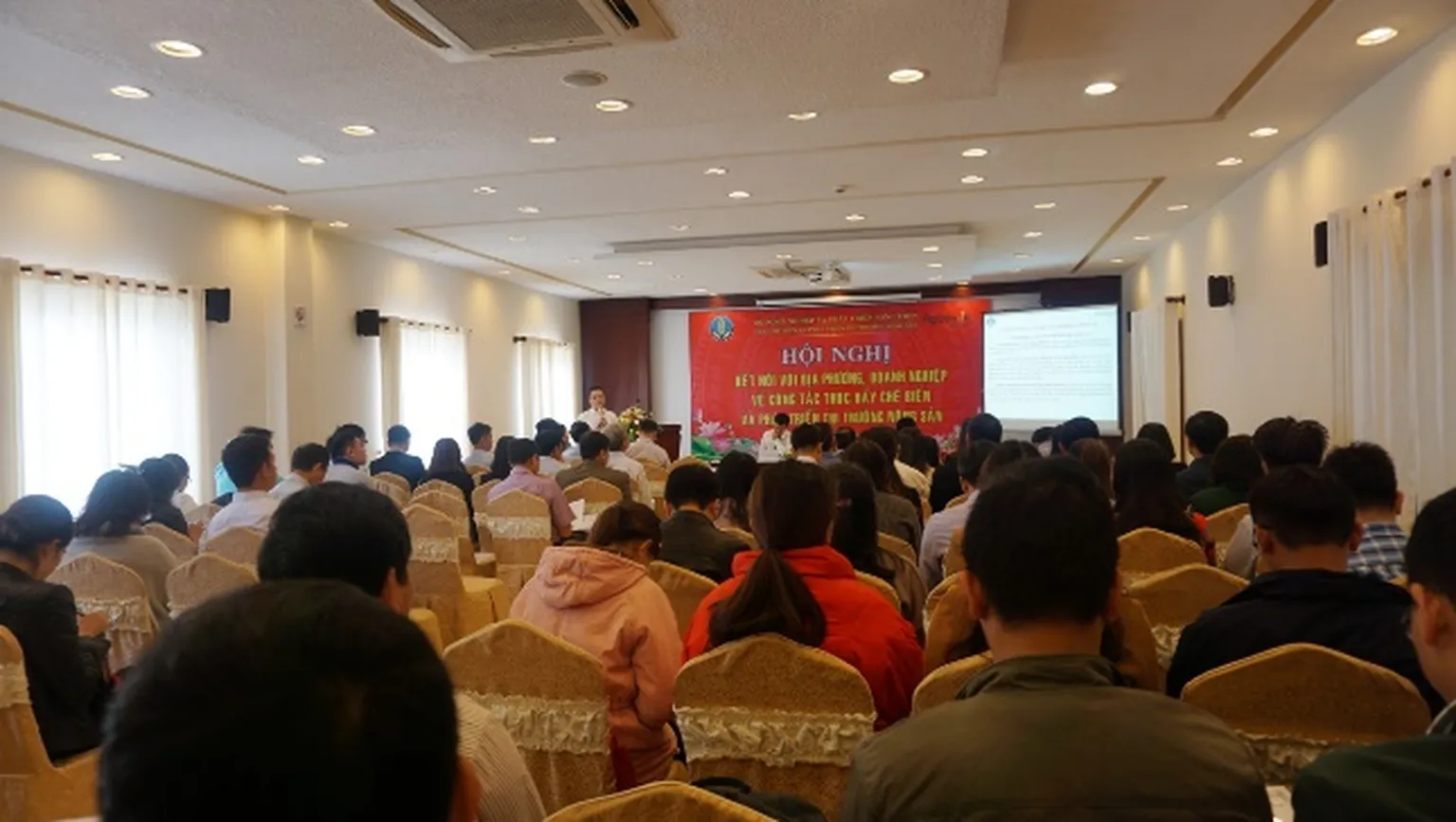 Ms. Le Thi Thu Huong, Inclusive Agribusiness and Value Chain Advisor of Café-REDD project presented at the workshop