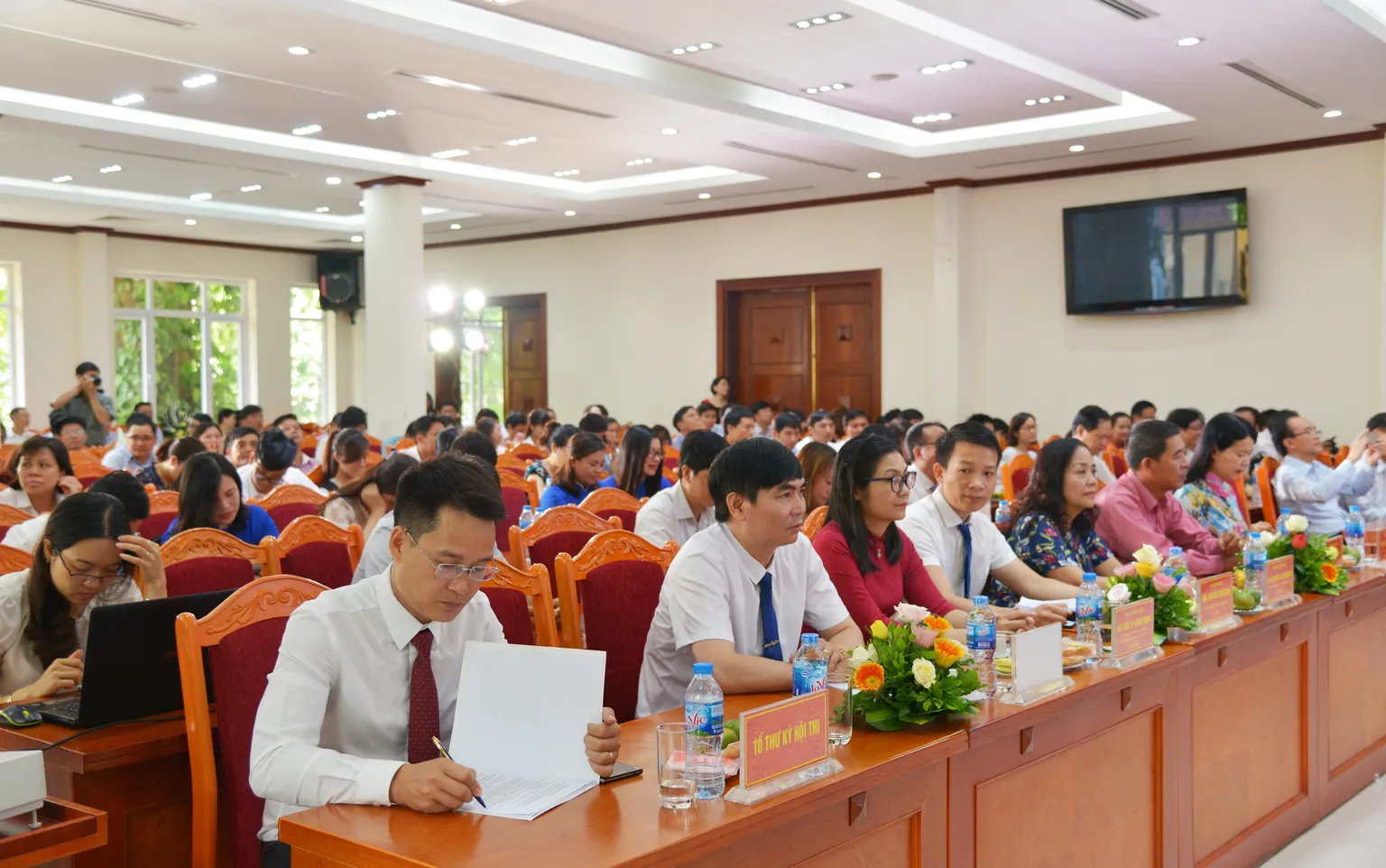 The audience of the competition workshop and the jury at the front row