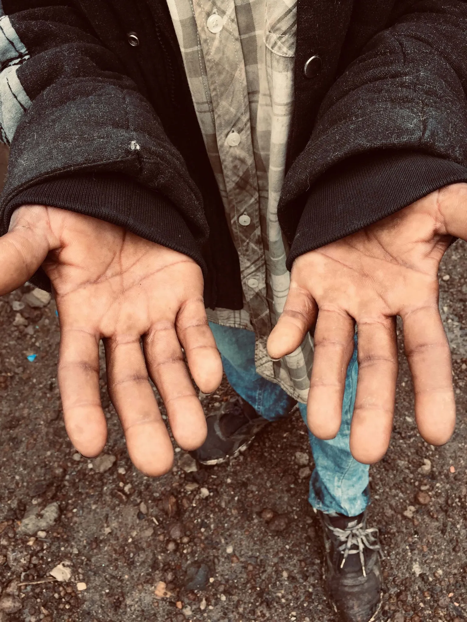 Hands of manual emptier reduced