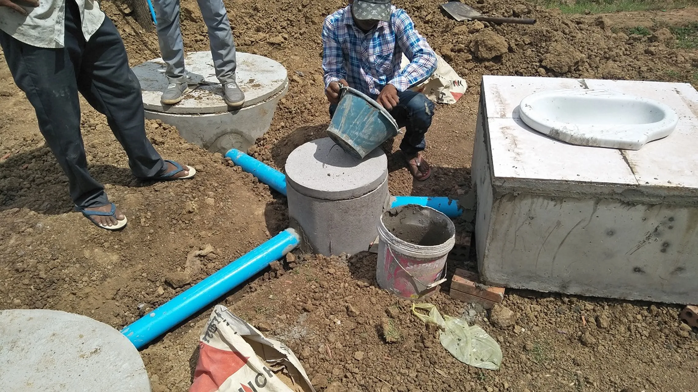 Masons constructing an ATP toilet (Photo: SNV/Bunleng Tan)